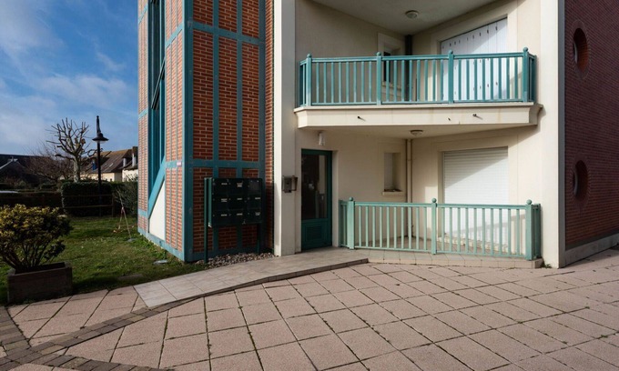 Port Guillaume Apartment | Stylish Apartment for 4 with Pool, WIFI & Ocean View