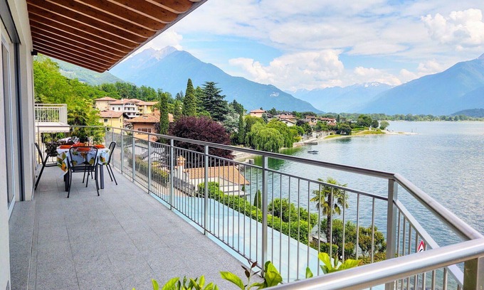 Gera Lario Apartment | Bright Apartment for 4 with Lake View, A/C & Balcony