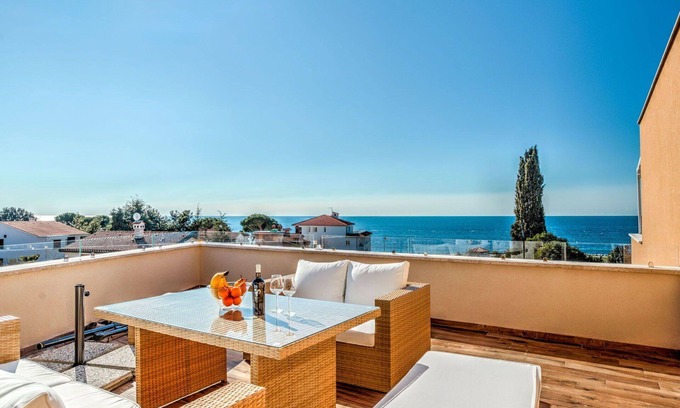 Lovrecica Apartment | Cozy Apartment for 6 with Ocean View, A/C & WiFi