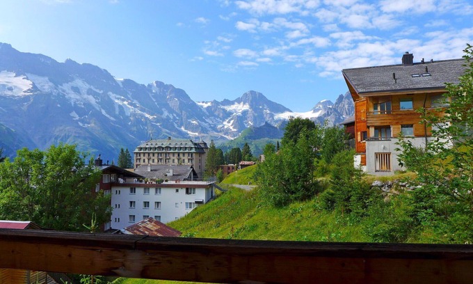 Murren Apartment | Ideal Apartment for 10 with WIFI, Balcony & Family-Friendly Perks