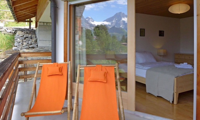 Murren Apartment | Cozy Apartment for 5 with Balcony, WIFI & Spa Access