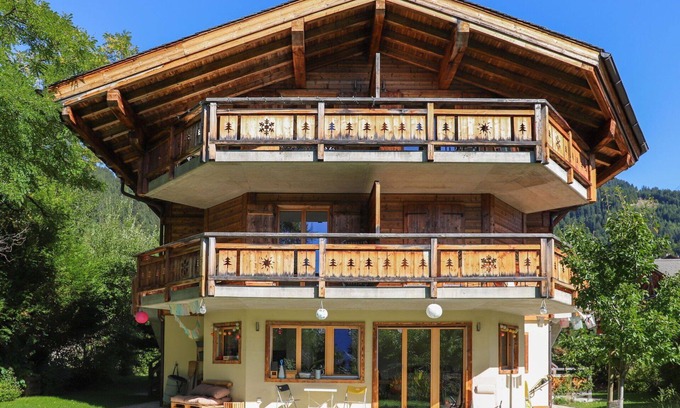 Chesieres Apartment | Cozy Apartment for 6 with Hot Tub, Balcony & Free WiFi