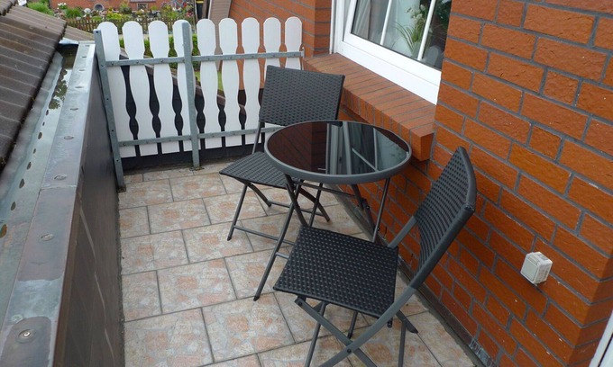 Osteel Apartment | Cozy Oceanfront Apartment for 4 with Balcony & Parking