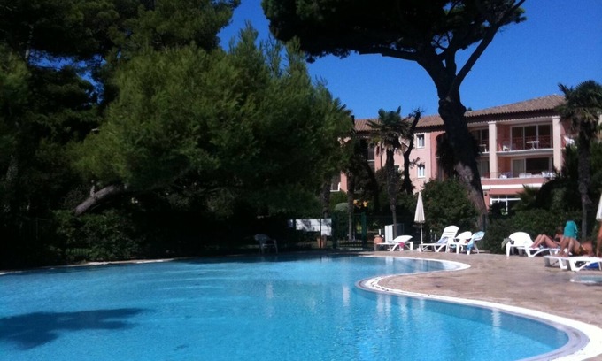 Giens Apartment | Idyllic Apartment for 6 with Pool & Spa on the Water