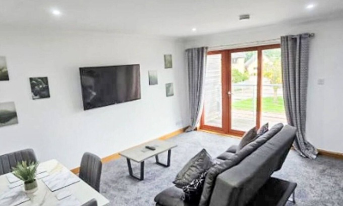 Forres Apartment | Beautiful apartment for 4 people with WIFI, TV, balcony and parking