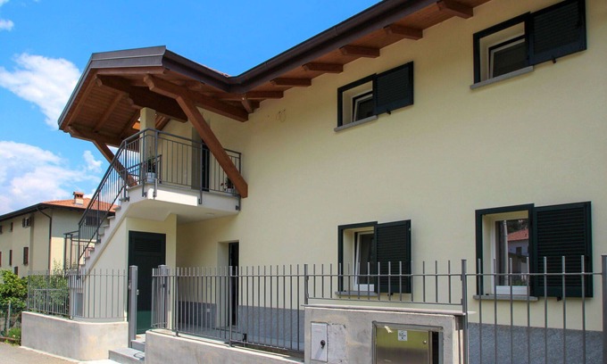 Dongo Apartment | Inviting Apartment for 4 with Lake View and Balcony