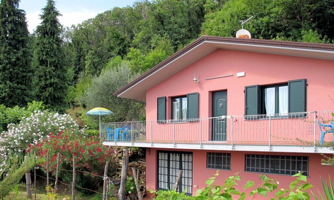 Massa Apartment | Cozy Oceanfront Apartment for 4 with WIFI & Parking