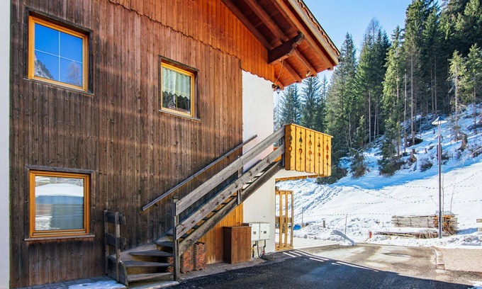 Mazzin Apartment | Cozy Apartment for 4 with Balcony, WiFi & Parking