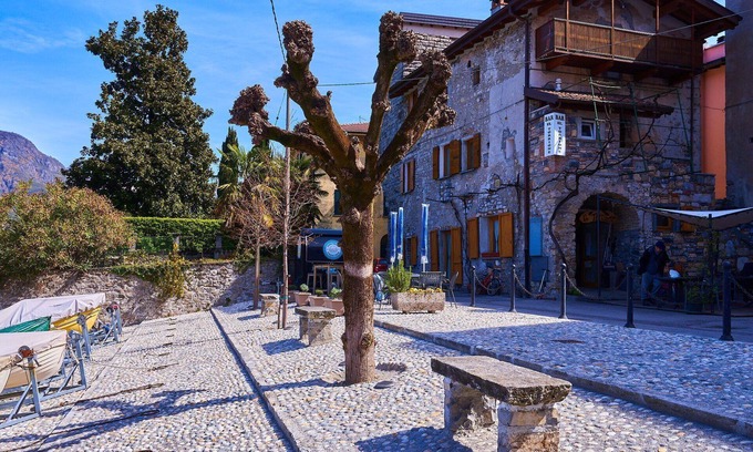 Claino Con Osteno Apartment | Cozy Apartment for 4 with Lake View and Kitchen Amenities