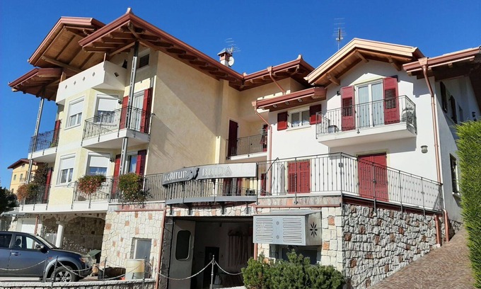 Vervo Apartment | Cozy Apartment for 4 with Pets, Terrace, and Free WiFi
