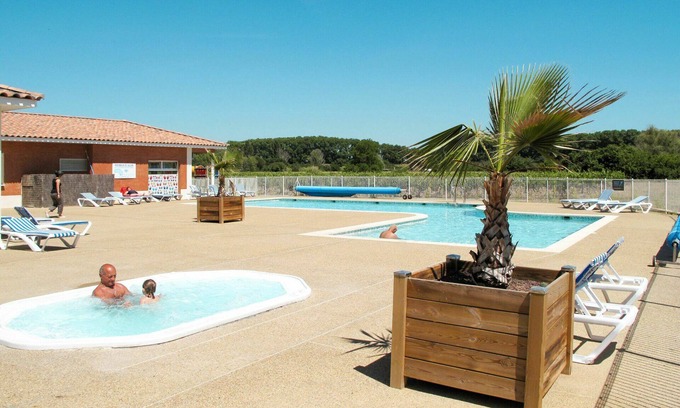Colombiers House | Inviting Villa Apartment for 6 with Pool and Pet-Friendly Perks