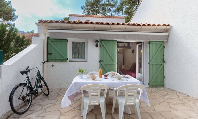 La Palmyre Apartment | Cozy Apartment for 4 with Ocean View & Pets Welcome