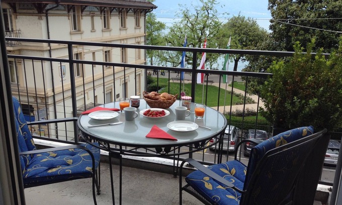 Montreux City Centre Apartment | Lake View Apartment in Montreux with Pool & Breakfast