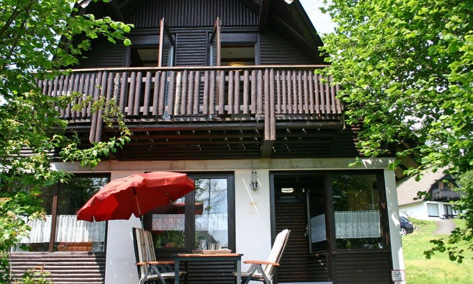 Frankenau House | Cozy Villa Apartment for 4 with WIFI, Pets Welcome & Parking
