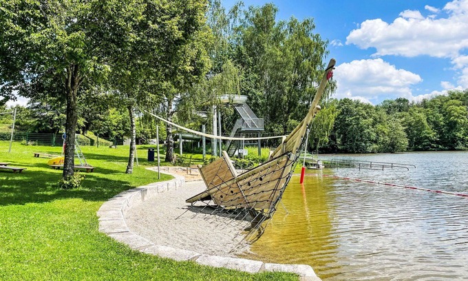 Wemding House | Delightful Villa Apartment for 4 with Lake View & A/C