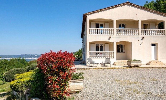 Bauduen Villa | Cozy Villa Apartment with Panoramic Views and Pet-Friendly Stay