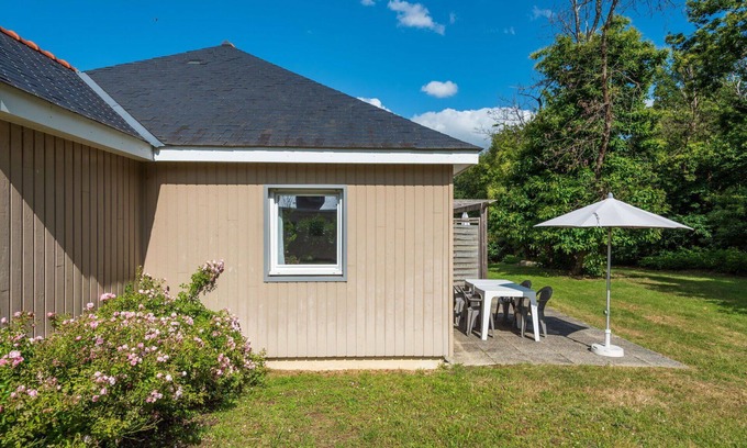 Saumur House | Welcoming Villa Apartment with Pool, Pets Allowed & WIFI
