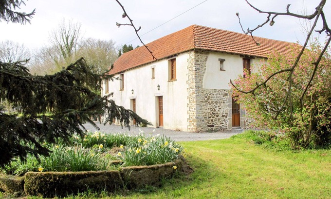 Savigny House | Cozy Villa Apartment for 3 with WIFI, Patio & Pet Friendly