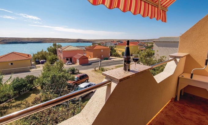 Dinjiska Apartment | Cozy 1 Bedroom Retreat with Ocean Views in Dinjiska