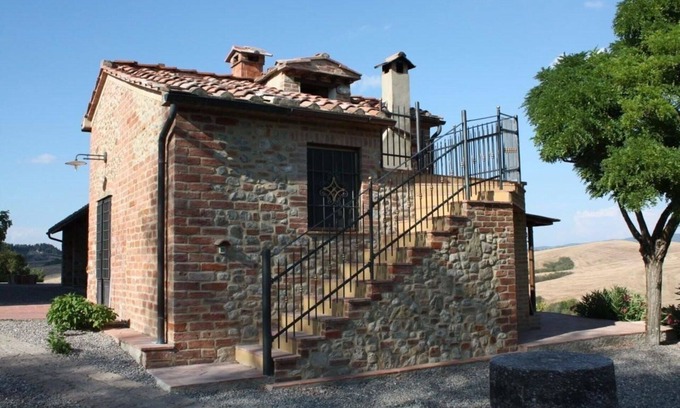 Peccioli Villa | Inviting Villa Apartment with Pool, WIFI & Panoramic Views