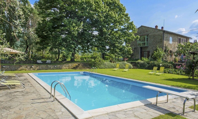 Rufina Villa | Cozy Villa Retreat for 4 with Pool, WIFI and Pet Access