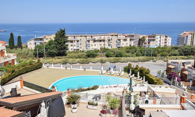Pizzo Apartment | Cozy Vacation Apartment Steps from the Sea with Pool Access