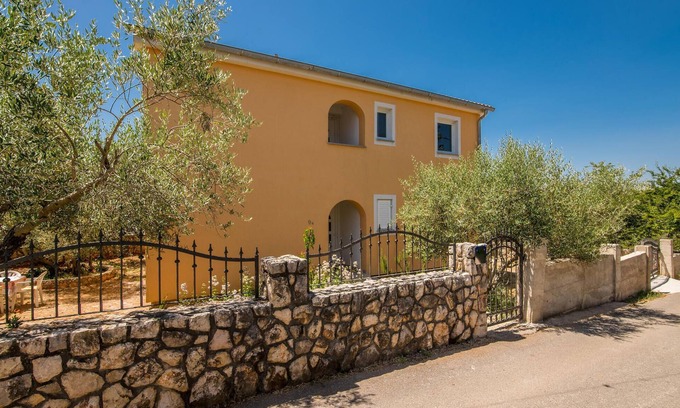 Polje Apartment | Comfortable 2-Bedroom Stay with Oceanfront Views in Polje
