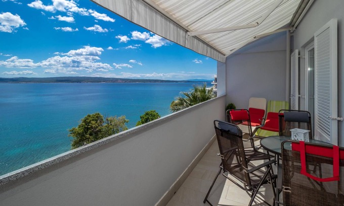 Selce Apartment | Cozy 2 Bedroom Accommodation with Oceanfront Views in Selce