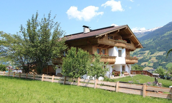 Fuegen Villa | Cozy Villa Apartment with WIFI, Pets Welcome & Panoramic Views