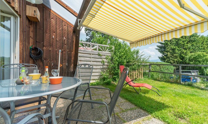 Zandt House | Ideal Villa Apartment for 6: Pets Welcome & Free WiFi