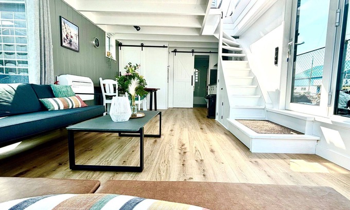 Woudsend House | Inviting Villa Apartment for 4 with WIFI and Patio