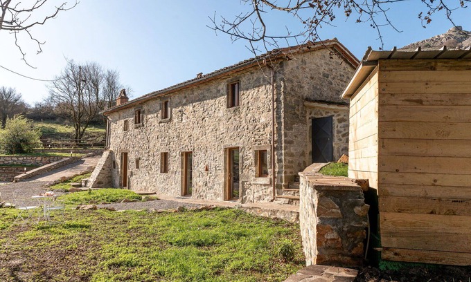 Arcidosso House | Beautiful apartment in villa for 6 people with patio, pets allowed and panoramic view