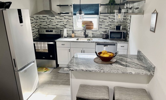 Elizabeth Apartment | Convenient Apartment Near Newark Airport with Spa & Kitchen