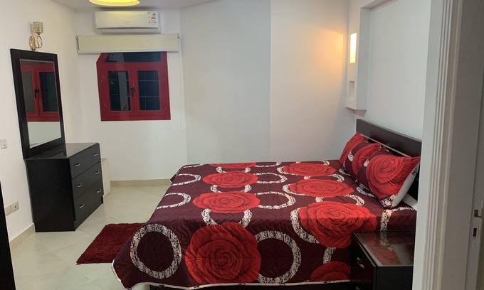 Al Mamsha El Seyahi Apartment | Cozy Apartment Steps from the Beach with Pool Views