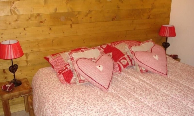 Flumet Apartment | Cozy Apartment with Lake View Near Megève - 9/10 Rated