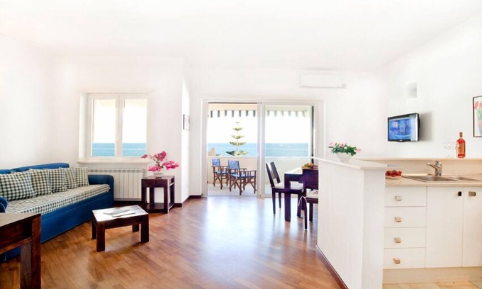 Gallipoli Apartment | Beautiful apartment right by the sea, with balcony, for 2 to 4 guests.