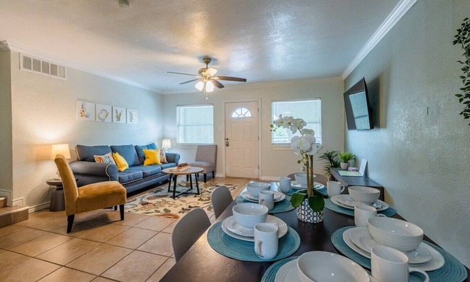 Mahncke Park Apartment | Cozy Apartment Near Botanical Gardens with Spa & Breakfast