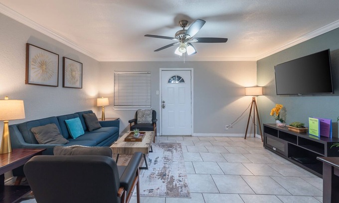 Mahncke Park Apartment | Elegant Apartment Near Botanical Gardens with Great Amenities