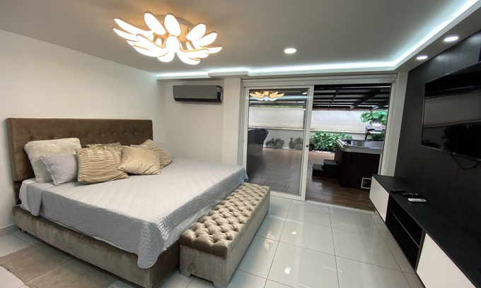 Florida Nueva Apartment | Relaxing Apartment with Jacuzzi and Spa Amenities Await