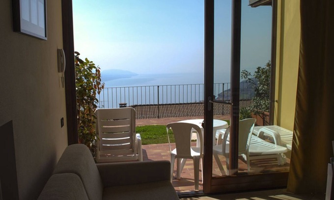 Gardola Apartment | Impressive Apartment with Terrace & Breathtaking Lake View