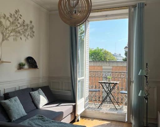 Croulebarbe Apartment | Elegant Apartment with Balcony - Pet & Child Friendly Stay