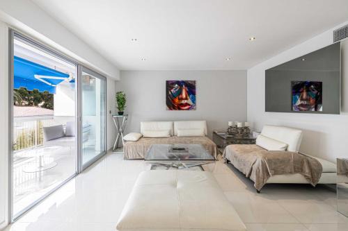 Cannes Apartment | Sunny Terrace Escape: 4-Star Family-Friendly Apartment