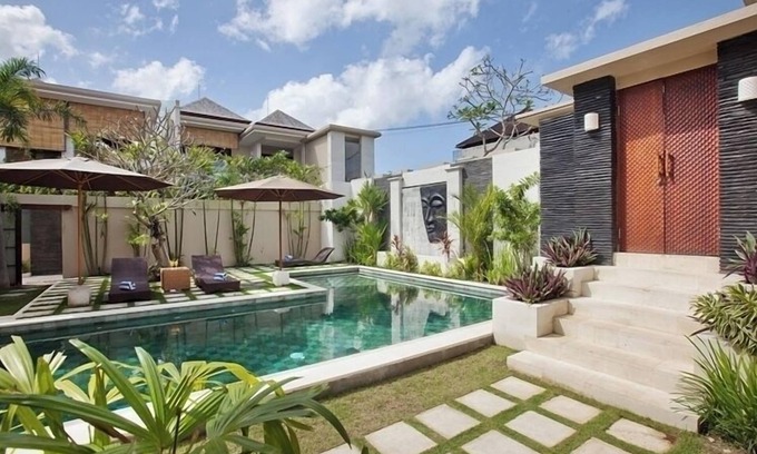 Batubelig Villa | Elegant 6 Bedroom Villa Steps from Batu Belig Beach