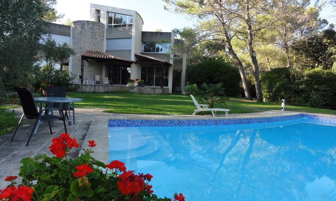 Quartier des Espesses House | Architect-Designed Retreat with Pool Amidst Serene Woods