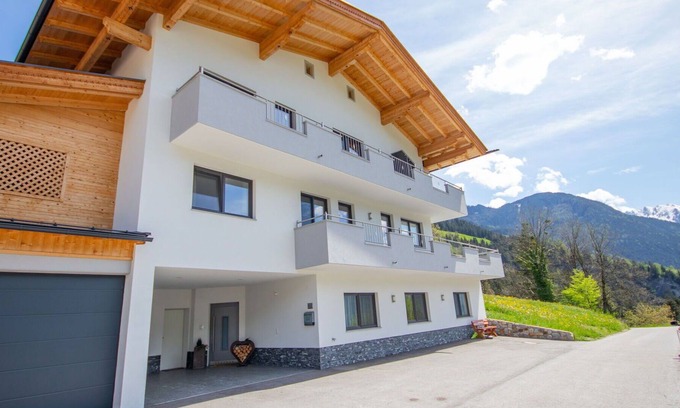 Hainzenberg Apartment | Beautiful apartment for 4 guests with WIFI, TV, balcony and parking