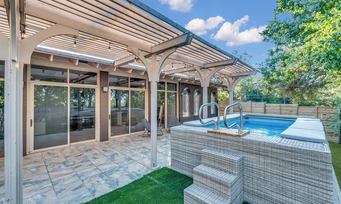 Riverside House | Beautiful Austin Retreat | Pool |Large Backyard | Sleeps 10