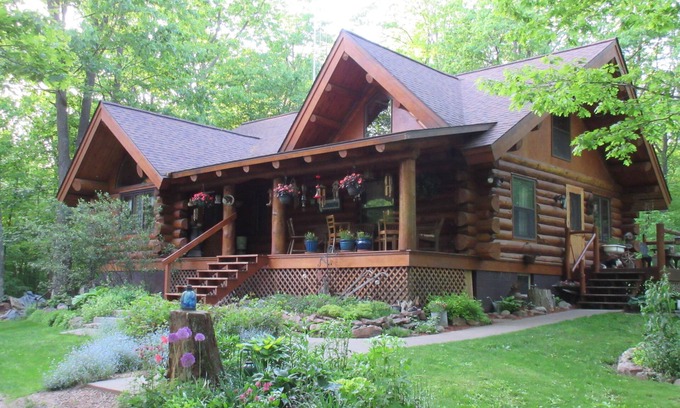 Brill House | Charming Authentic Log Cabin with Spa and Breakfast Included