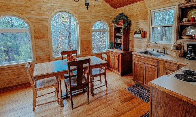 Beattyville Cabin | Cozy Log Cabin Retreat with Hot Tub and Fishing Pond