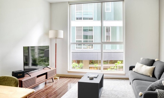 Old Ballard Apartment | Inviting Ballard 1BR with Gym, BBQ & Waterfront Access