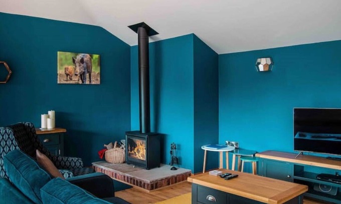 Blakeney House | Relaxing Barn Conversion with Hot Tub and Scenic Views